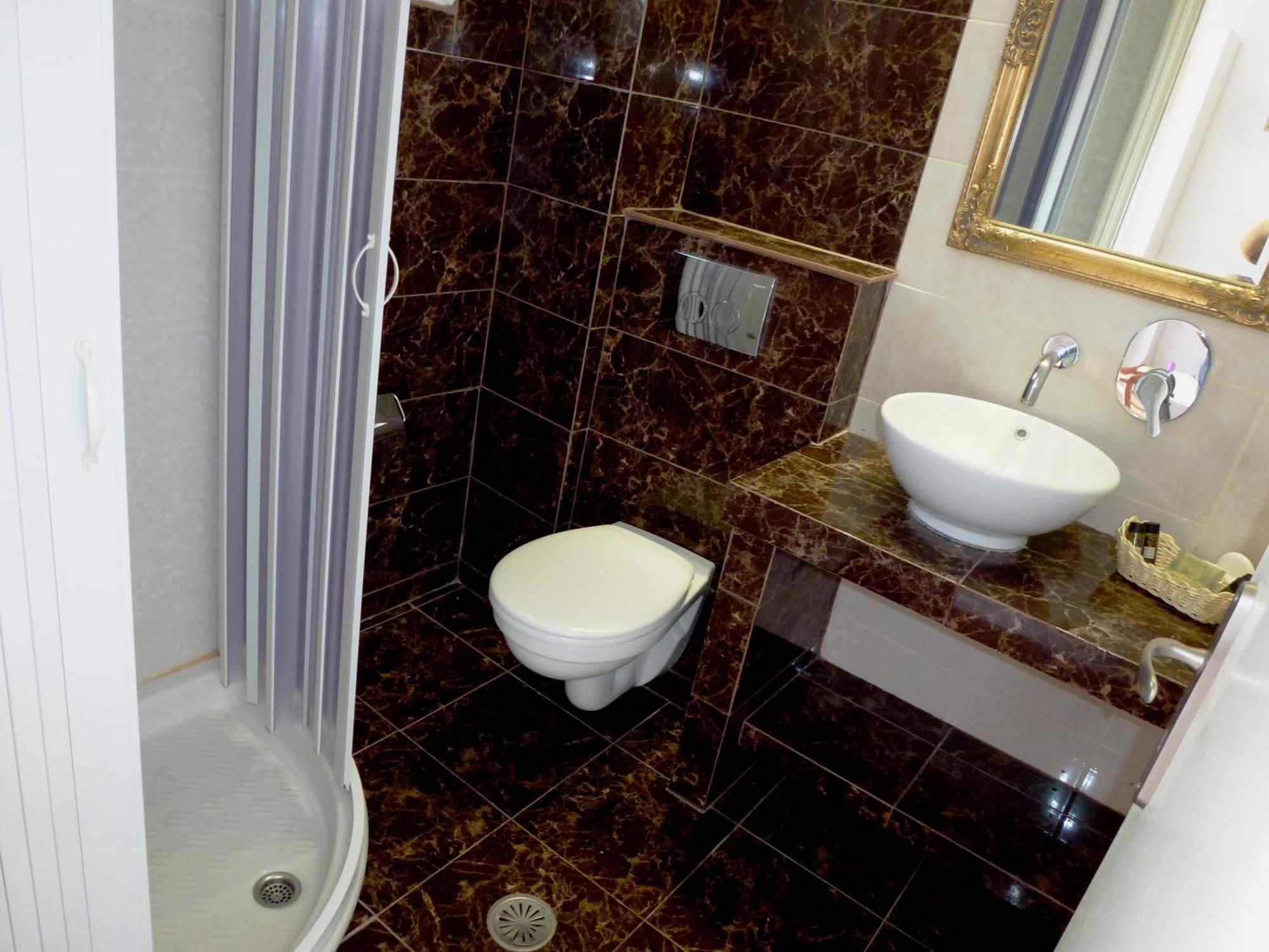 Bougainvillea Suites คามารี ภายนอก รูปภาพ