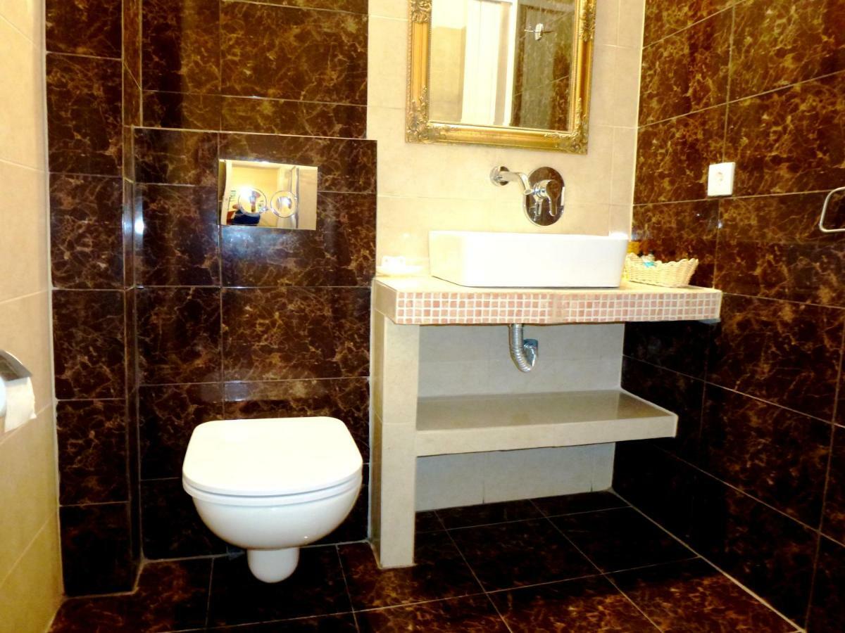 Bougainvillea Suites คามารี ภายนอก รูปภาพ
